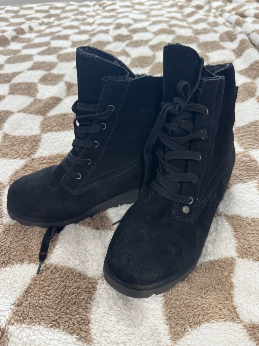 BearPaw Black Lace-Up Suede Ankle Boots size 7